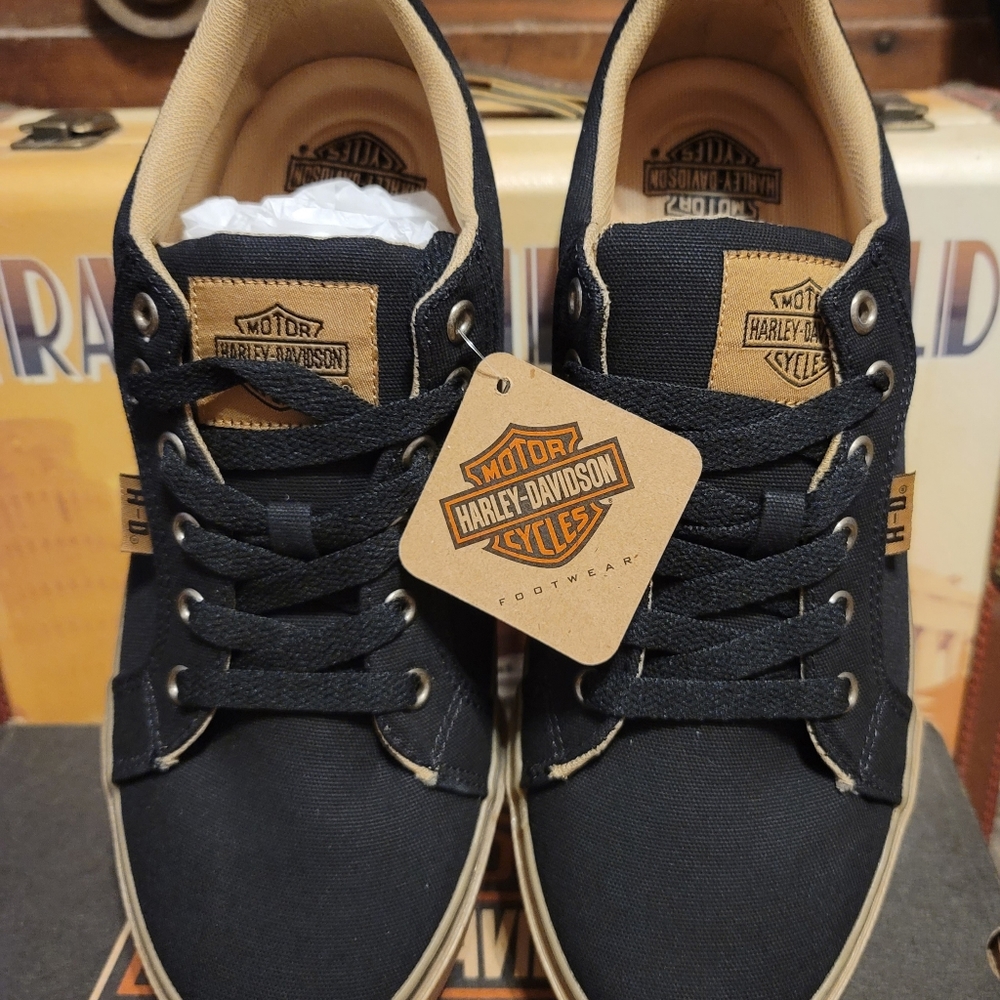 New never worn Women's Harley Davidson sneakers/shoes size 10